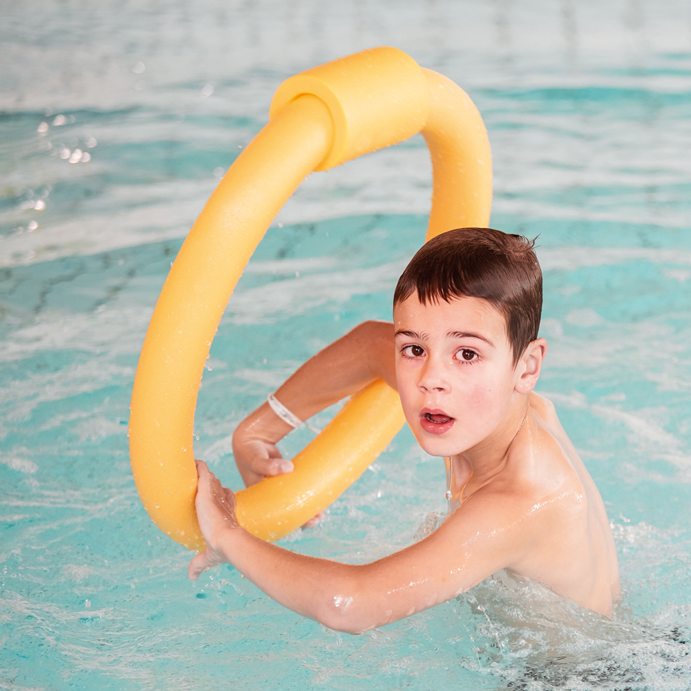 Pool-Nudel Verbinder-Anwendung-2_126037-39
