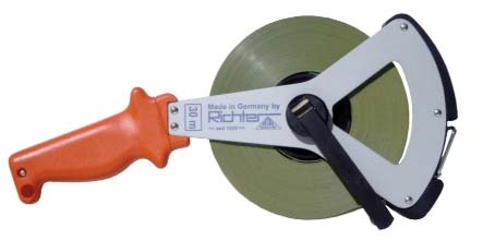 Bandmaß aus Stahlband mit V-Rahmen