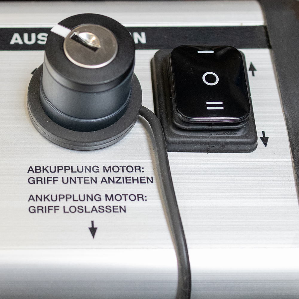 E_Turtle-Steuerung-Detail-Kinderbus_173069-173070