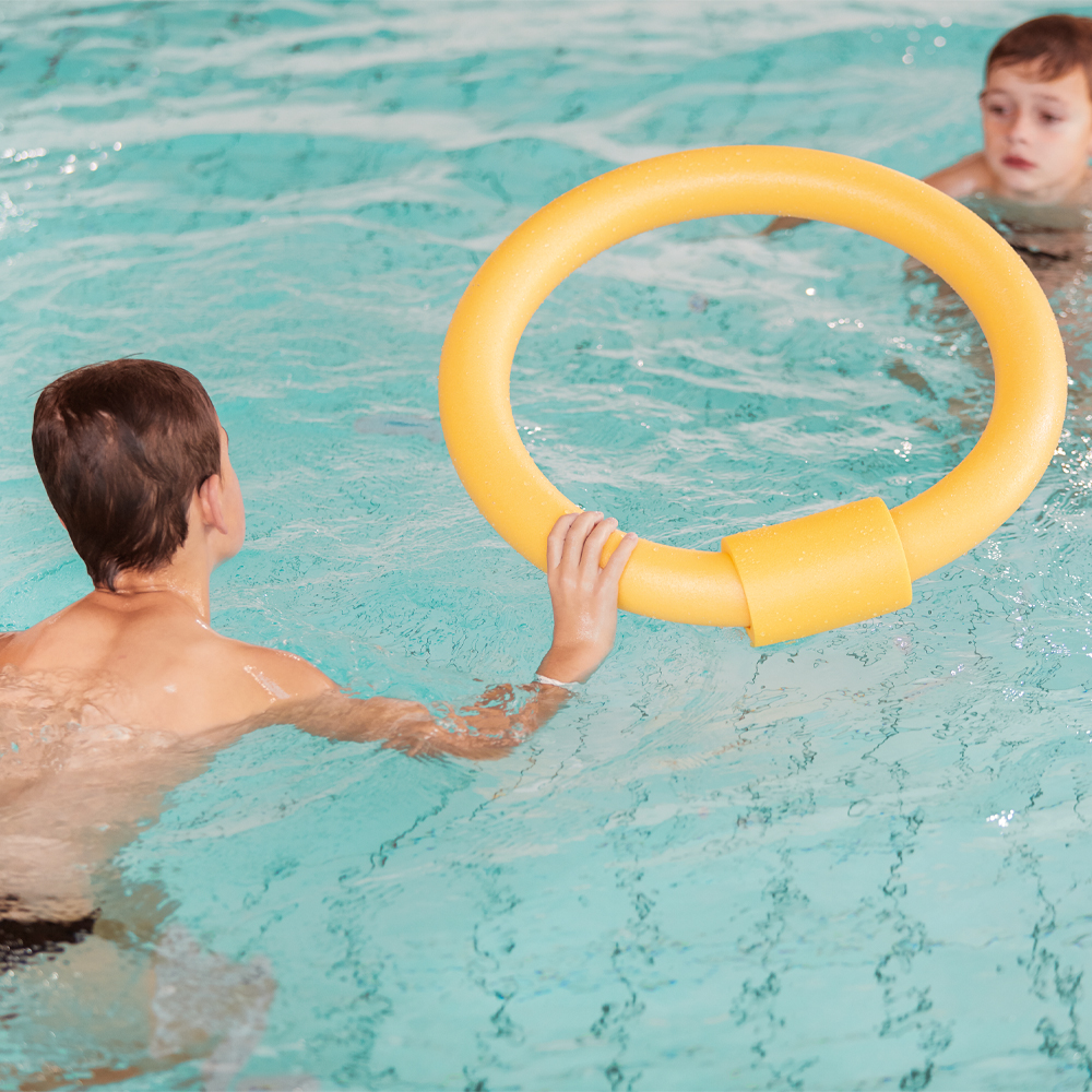 Pool-Nudel Verbinder-Anwendung_126037-39